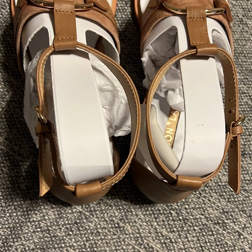 NWT Gibson & Latimer Jaylee Circle Ornament Leather Sandals